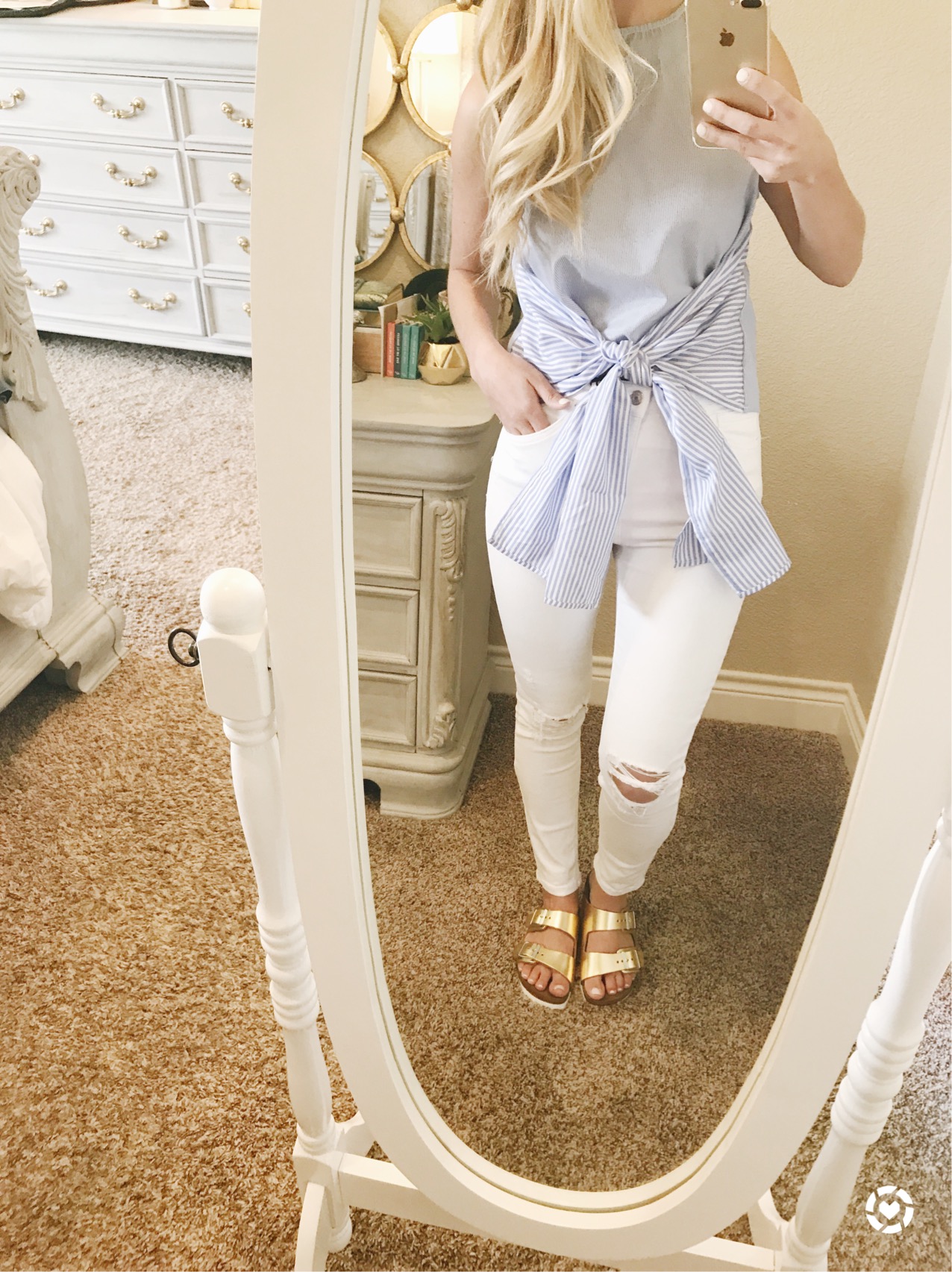 tie front shirt with white jeans