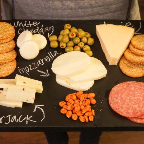 Easy DIY Chalkboard Serving Tray to serve for super bowl snacks cheese tray with olives (sponsored: https://ooh.li/ac3daf1)