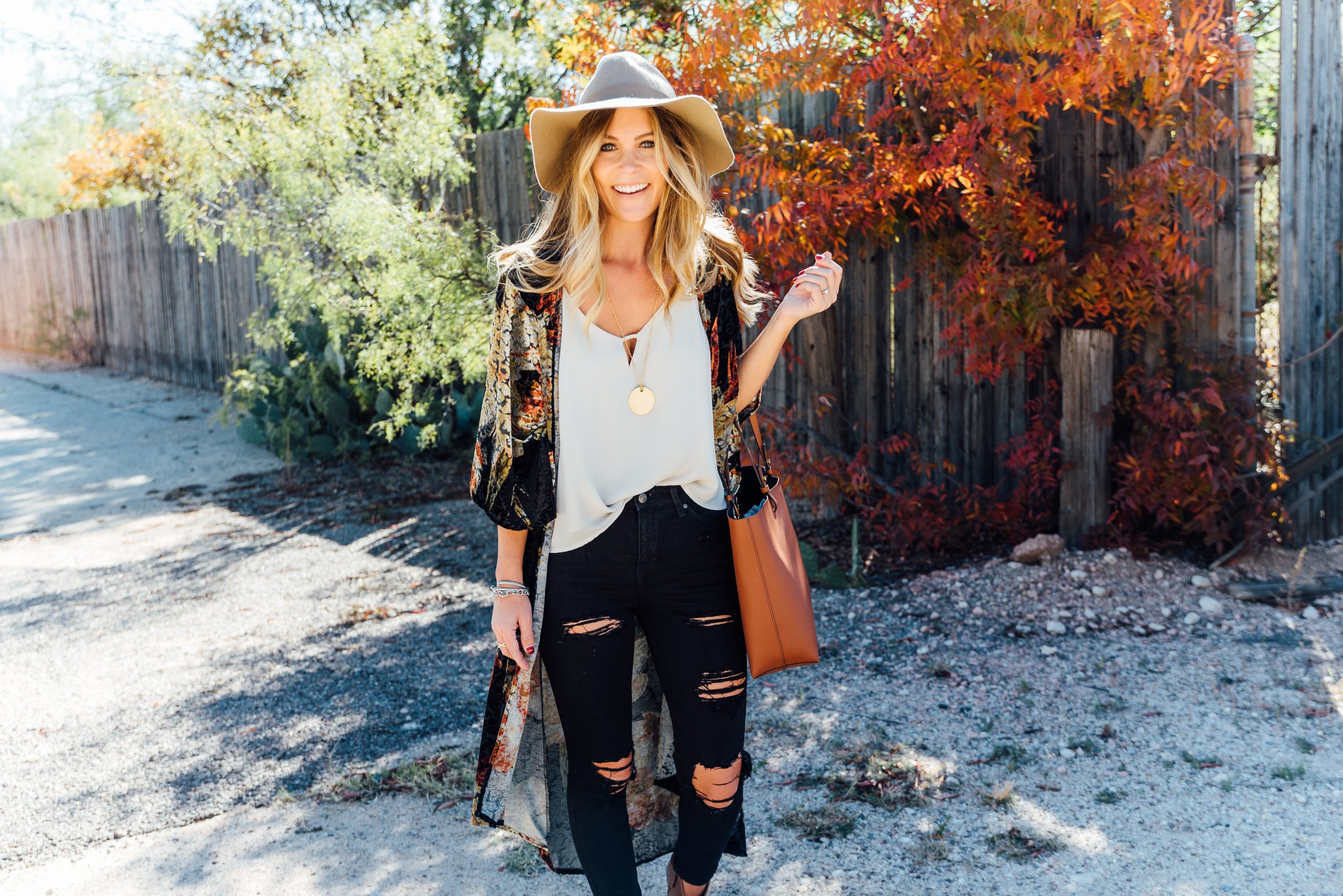 Fall outfits best sale with ripped jeans